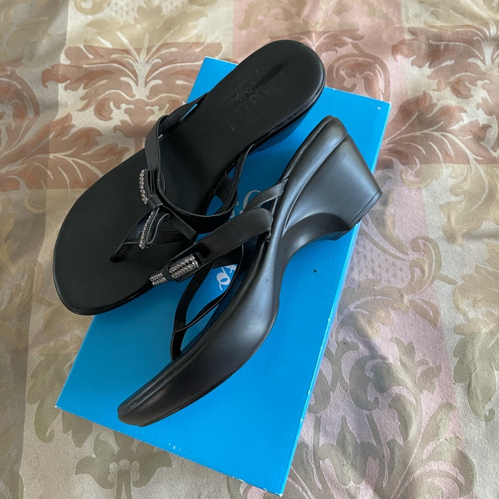 *Accepting Offers* Callisto women’s size 8